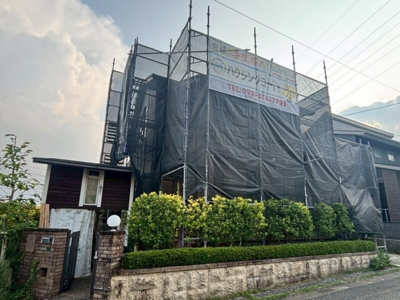 福岡県福岡市東区香椎台のN様邸でシーリングの劣化や帯の汚れを整える外壁クリヤー塗装工事を行っています。2025年8月18日着工です。【HPより】