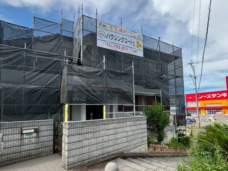 福岡県古賀市舞の里のY様邸で外壁の塗膜剥がれや屋根の劣化を補修する外壁屋根塗装・防水工事を行っています。2025年9月3日着工です。【HPより】