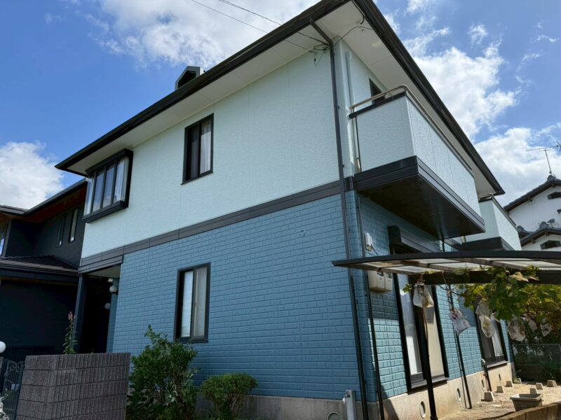 福岡県古賀市青柳町のM様邸で外壁のひび割れや塗膜剥がれを補修する外壁塗装と屋根のシーガード施工を行いました。2025年10月9日完成です。【HPより】