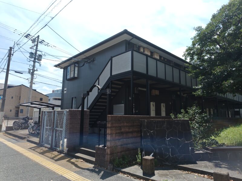 福岡県福岡市東区馬出のNアパートで外壁のひび割れやシーリングの劣化を補修する外壁塗装と屋根塗装工事を行いました。2025年8月31日完成です。【HPより】