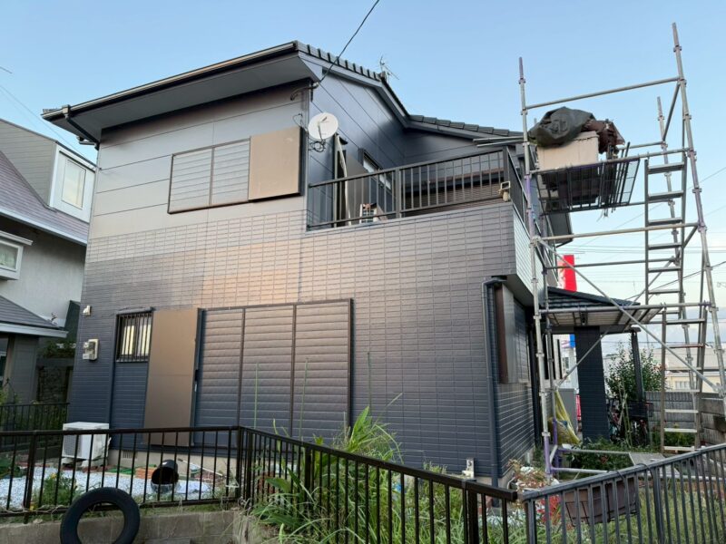 福岡県古賀市舞の里のY様邸で外壁の塗膜剥がれや屋根の劣化を補修する外壁屋根塗装・防水工事を行いました。2025年10月14日完成です。【HPより】