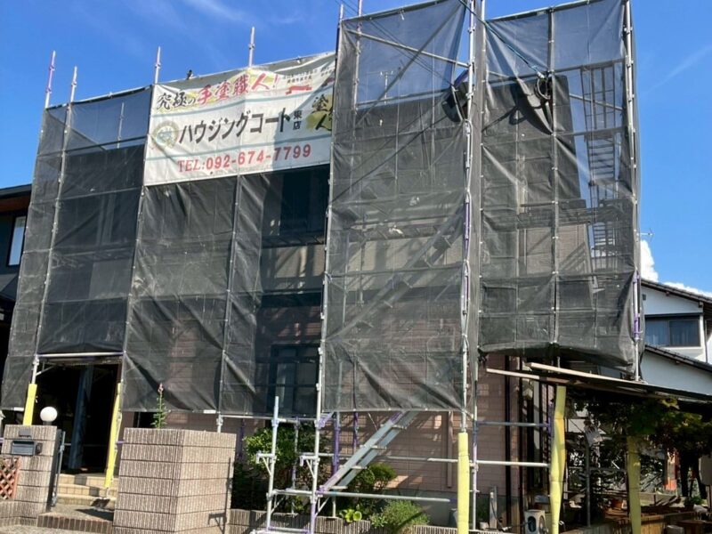 福岡県古賀市青柳町のM様邸で外壁のひび割れや塗膜剥がれを補修する外壁塗装と屋根のシーガード施工を行っています。2025年9月16日着工です。【HPより】