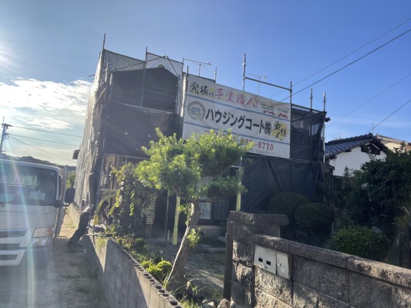 福岡県太宰府市宰府のH様邸で外壁のひび割れや雨染みを丁寧に補修する外壁塗装と屋根塗装工事を行っています。2025年8月2日着工です。【HPより】
