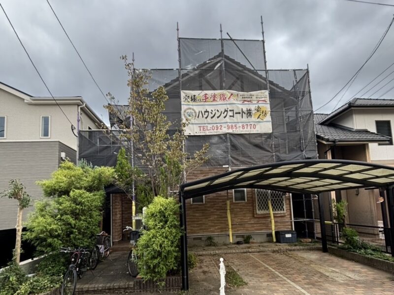 福岡県春日市大谷のK様邸で外壁のチョーキングやシーリング劣化を補修する外壁塗装と下地処理工事を行っています。2025年9月24日着工です。【HPより】
