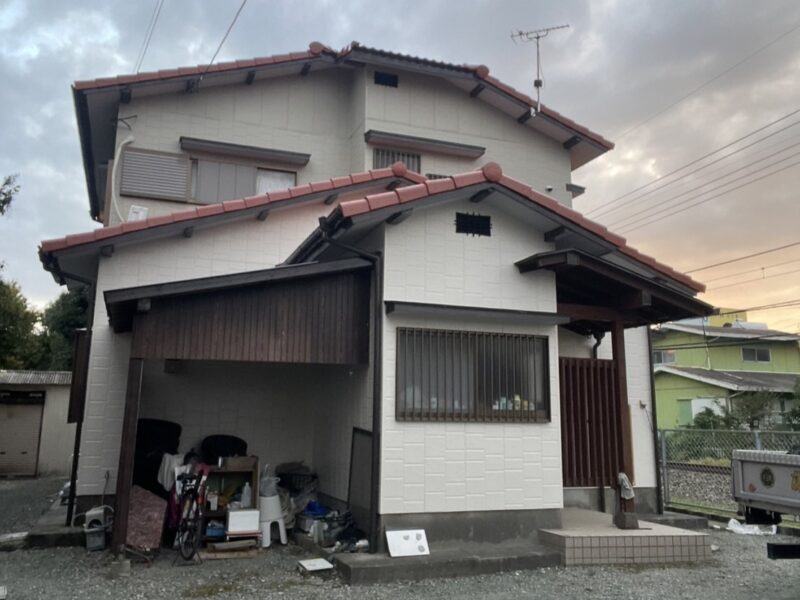 福岡県久留米市安武町のY様邸で外壁のひび割れやチョーキングを補修し屋根と外壁の塗装工事を行いました。2025年10月28日完成です。【HPより】