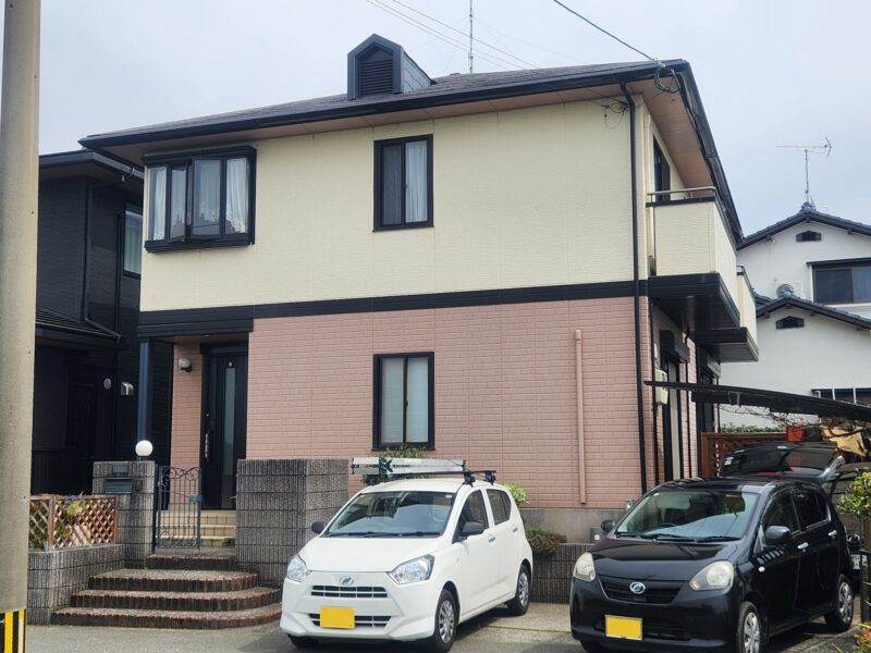 福岡県古賀市青柳町のM様邸で外壁のひび割れや塗膜剥がれを補修する外壁塗装と屋根のシーガード施工を行いました。2025年10月9日完成です。【HPより】