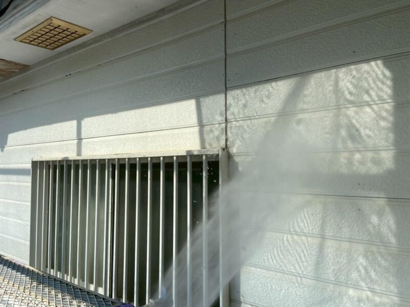 福岡県福岡市東区三苫のS様邸で外壁の劣化や軒天の傷みを直す外壁塗装と軒天張り替え波板張り替え工事を行いました。2025年9月18日完成です。【チラシより】