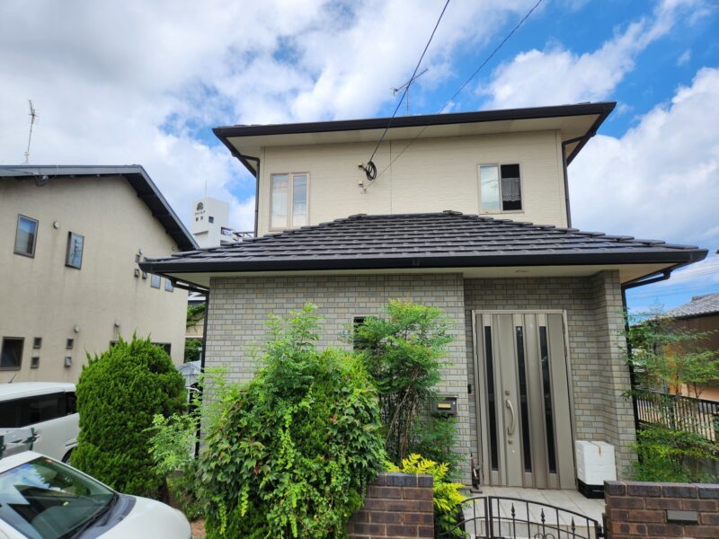 福岡県糟屋郡新宮町下府のH様邸でシーリングの割れや外壁の劣化を補修する外壁塗装工事を行いました。2025年10月2日完成です。【チラシより】