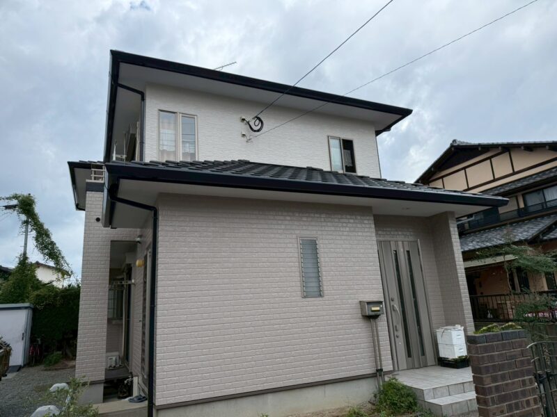 福岡県糟屋郡新宮町下府のH様邸でシーリングの割れや外壁の劣化を補修する外壁塗装工事を行いました。2025年10月2日完成です。【チラシより】