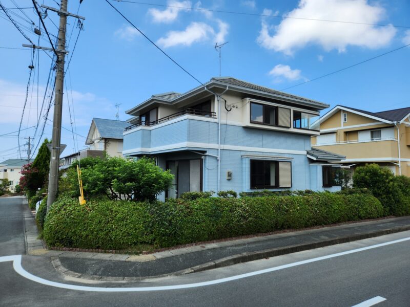 福岡県福津市若木台のA様邸で外壁と屋根の防水性能を高めながら美観を取り戻す塗装と防水工事を行っています。2025年11月5日完成です。【HPより】