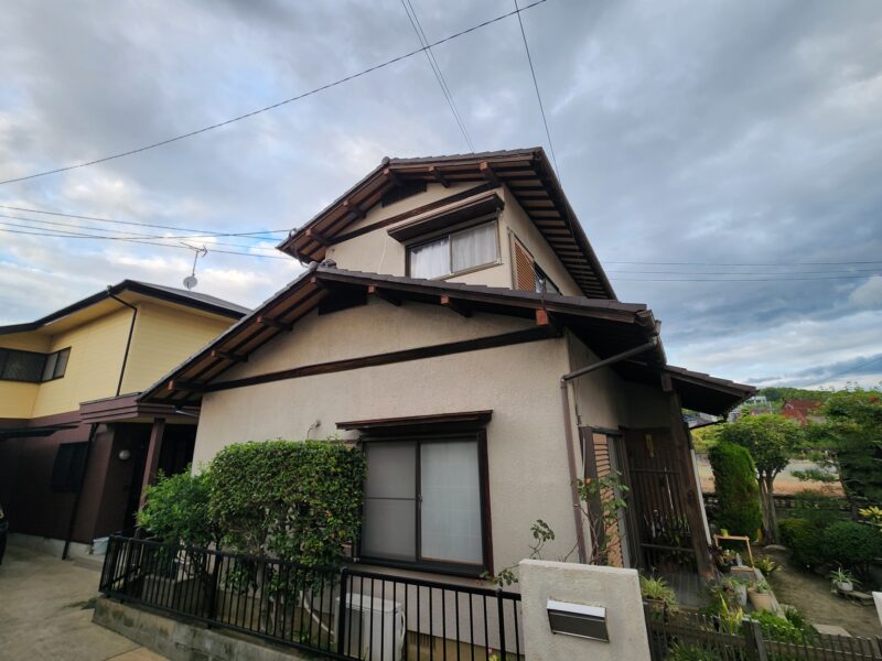 福岡県福岡市東区土井のU様邸で外壁のひび割れや塗膜の劣化を補修し屋根の防水性を高める外壁屋根塗装工事を行いました。2025年10月17日完成です。【HPより】