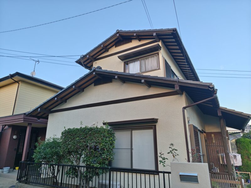 福岡県福岡市東区土井のU様邸で外壁のひび割れや塗膜の劣化を補修し屋根の防水性を高める外壁屋根塗装工事を行いました。2025年10月17日完成です。【HPより】