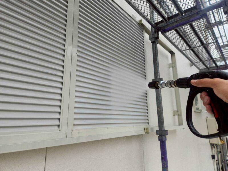 福岡県古賀市花見東のT様邸でチョーキングやシーリングの劣化を補修し屋根と外壁を美しく保つ塗装工事を行いました。2025年10月28日完成です。【HPより】