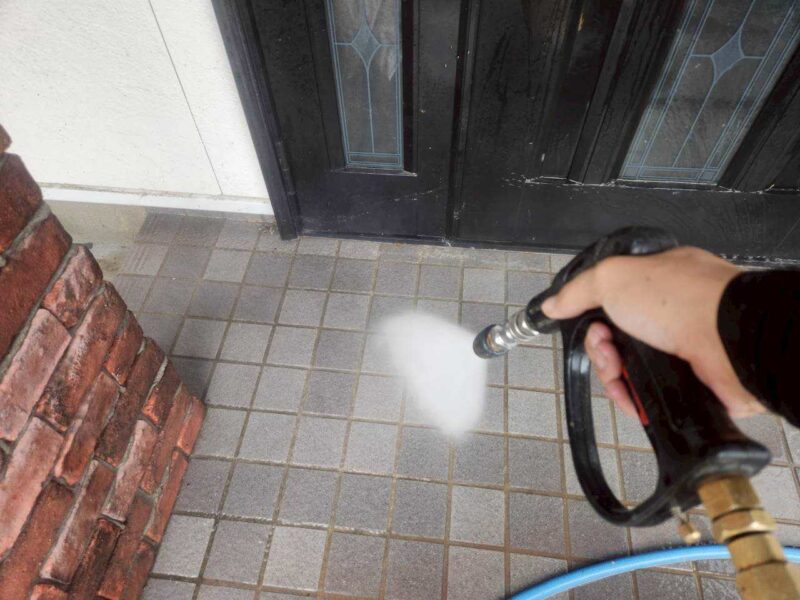 福岡県古賀市花見東のT様邸でチョーキングやシーリングの劣化を補修し屋根と外壁を美しく保つ塗装工事を行いました。2025年10月28日完成です。【HPより】