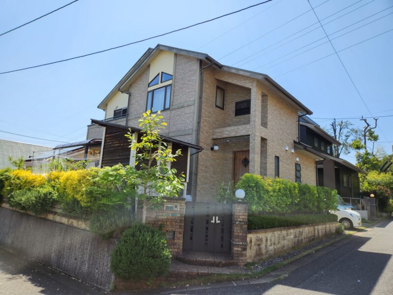 福岡県福岡市東区香椎台のN様邸でシーリングの劣化や帯の汚れを整える外壁クリヤー塗装工事を行いました。2025年10月14日完成です。【HPより】