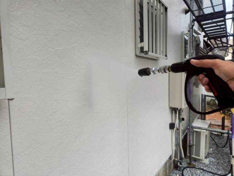 福岡県古賀市花見東のT様邸でチョーキングやシーリングの劣化を補修し屋根と外壁を美しく保つ塗装工事を行いました。2025年10月28日完成です。【HPより】