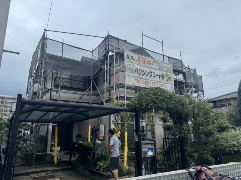 福岡県筑紫野市光が丘のT様邸で屋根の塗膜劣化と付帯部の色あせを整える塗装工事を行っています。2025年10月4日着工です。【OB様より】