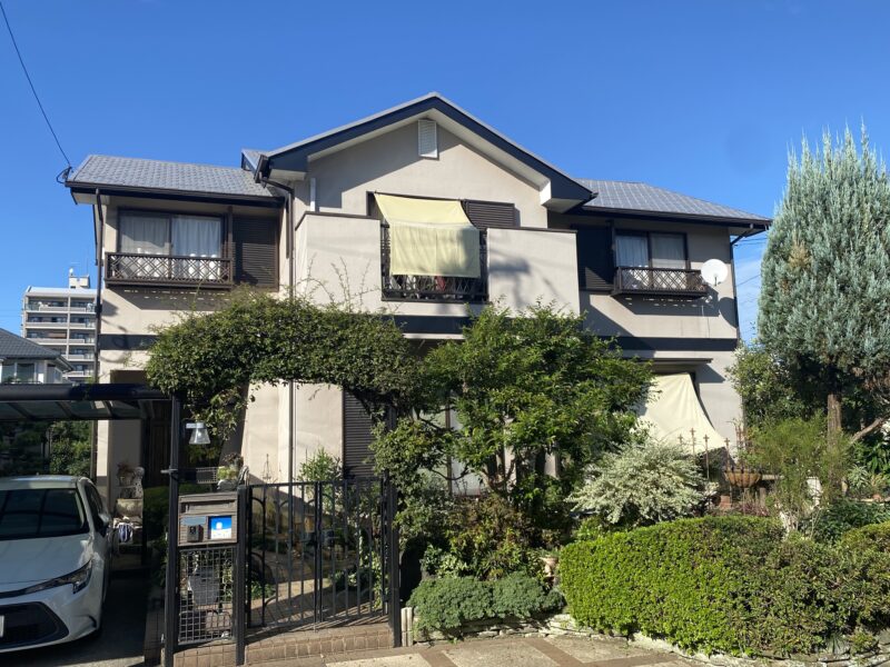 福岡県筑紫野市光が丘のT様邸で屋根の塗膜劣化と付帯部の色あせを整える塗装工事を行いました。2025年10月17日完成です。【OB様より】