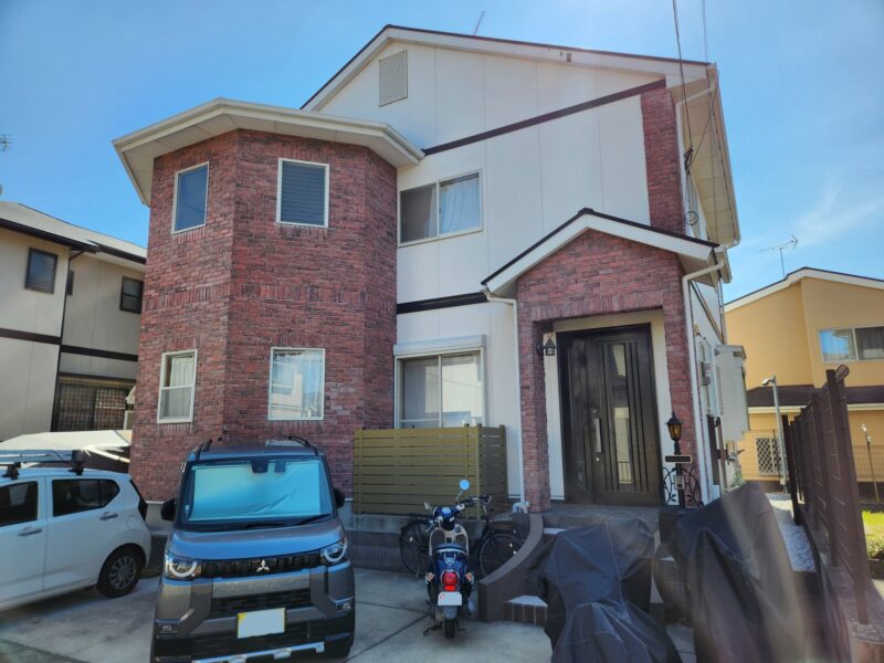 福岡県古賀市花見東のT様邸でチョーキングやシーリングの劣化を補修し屋根と外壁を美しく保つ塗装工事を行いました。2025年10月28日完成です。【HPより】