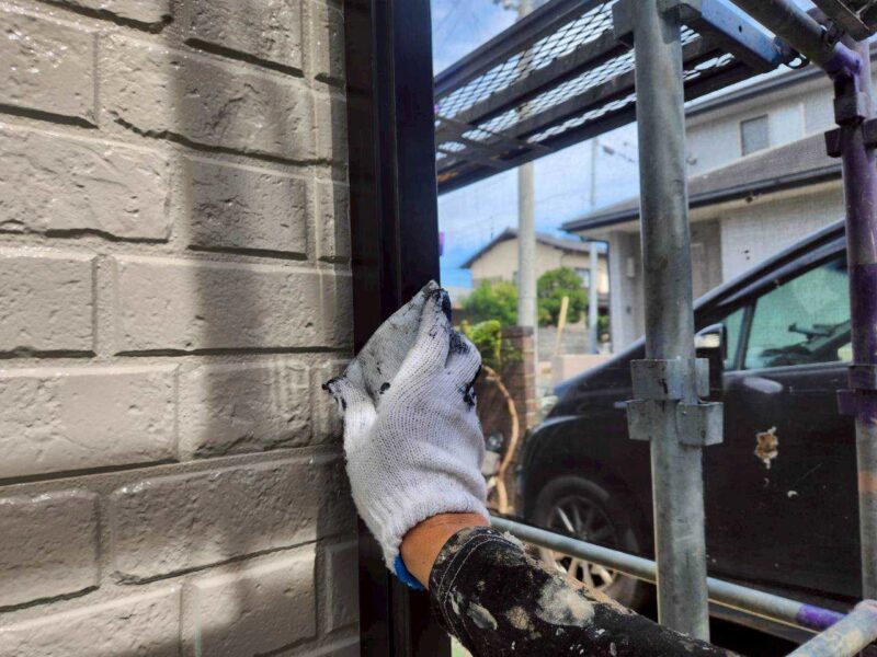 福岡県糟屋郡新宮町下府のH様邸でシーリングの割れや外壁の劣化を補修する外壁塗装工事を行いました。2025年10月2日完成です。【チラシより】