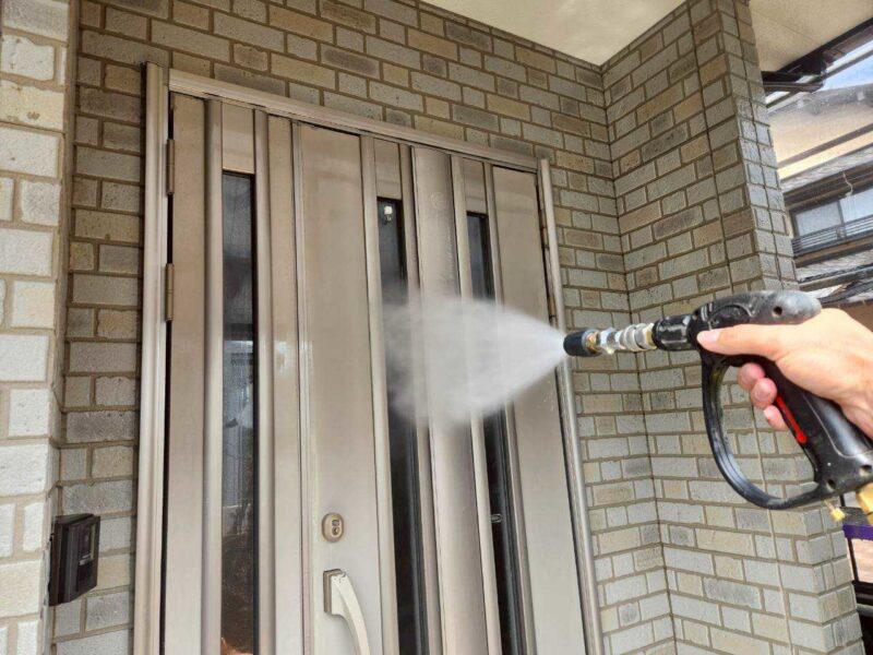 福岡県糟屋郡新宮町下府のH様邸でシーリングの割れや外壁の劣化を補修する外壁塗装工事を行いました。2025年10月2日完成です。【チラシより】