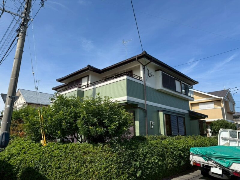 福岡県福津市若木台のA様邸で外壁と屋根の防水性能を高めながら美観を取り戻す塗装と防水工事を行っています。2025年11月5日完成です。【HPより】