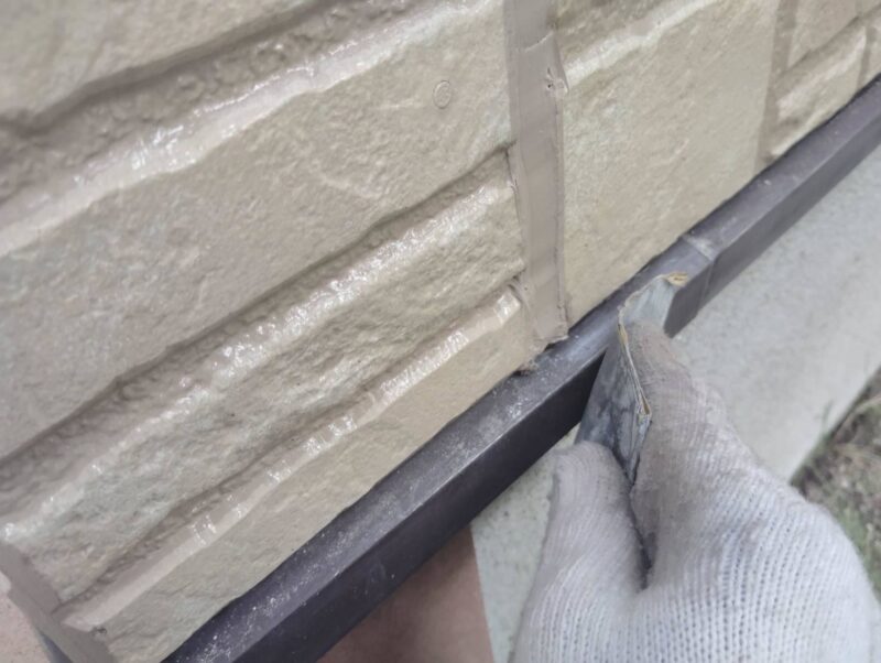 福岡県福岡市東区香椎台のN様邸でシーリングの劣化や帯の汚れを整える外壁クリヤー塗装工事を行いました。2025年10月14日完成です。【HPより】