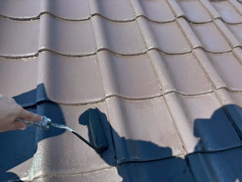 福岡県福岡市東区土井のU様邸で外壁のひび割れや塗膜の劣化を補修し屋根の防水性を高める外壁屋根塗装工事を行いました。2025年10月17日完成です。【HPより】