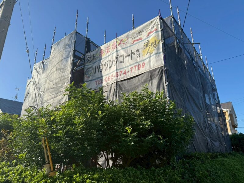 福岡県福津市若木台のA様邸で外壁と屋根の防水性能を高めながら美観を取り戻す塗装と防水工事を行っています。2025年10月9日着工です。【HPより】