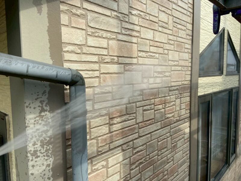 福岡県福岡市東区香椎台のN様邸でシーリングの劣化や帯の汚れを整える外壁クリヤー塗装工事を行いました。2025年10月14日完成です。【HPより】