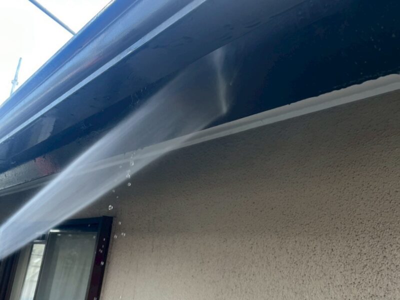 福岡県筑紫野市光が丘のT様邸で屋根の塗膜劣化と付帯部の色あせを整える塗装工事を行っています。2025年10月4日着工です。【OB様より】