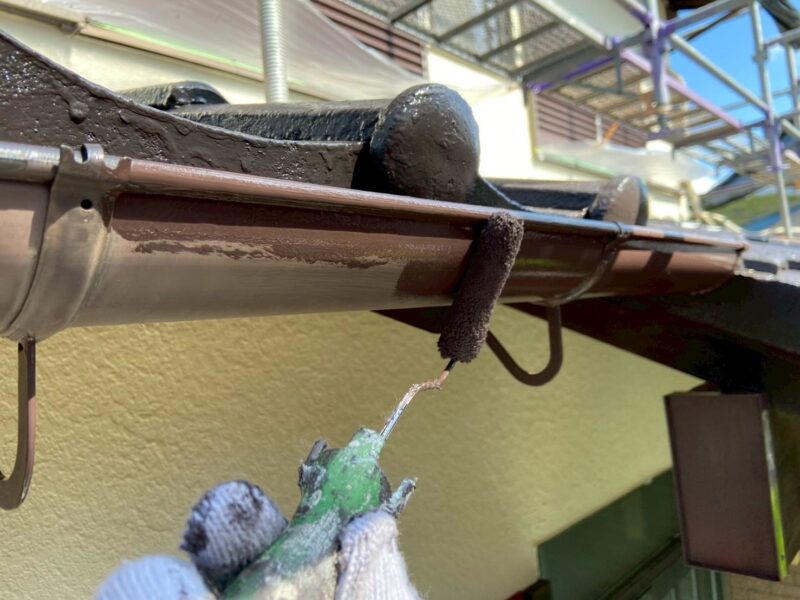 福岡県福岡市東区土井のU様邸で外壁のひび割れや塗膜の劣化を補修し屋根の防水性を高める外壁屋根塗装工事を行いました。2025年10月17日完成です。【HPより】