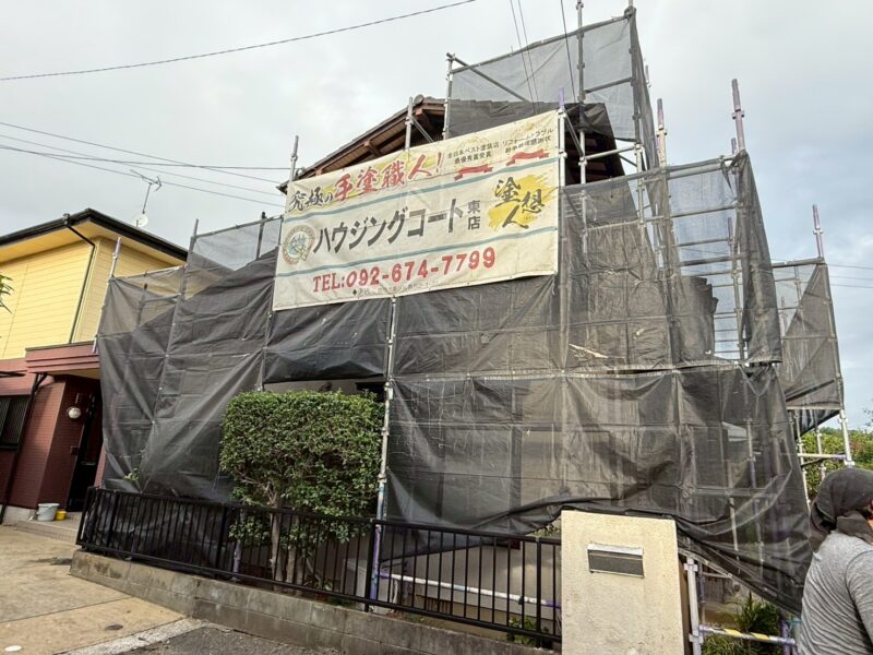 福岡県福岡市東区土井のU様邸で外壁のひび割れや塗膜の劣化を補修し屋根の防水性を高める外壁屋根塗装工事を行っています。2025年10月2日着工です。【HPより】