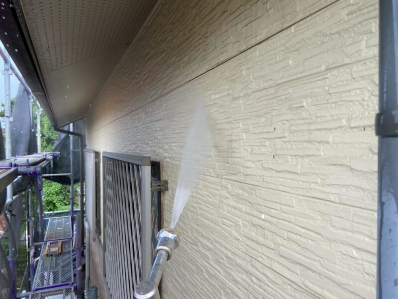 福岡県福岡市東区香椎台のN様邸でシーリングの劣化や帯の汚れを整える外壁クリヤー塗装工事を行いました。2025年10月14日完成です。【HPより】