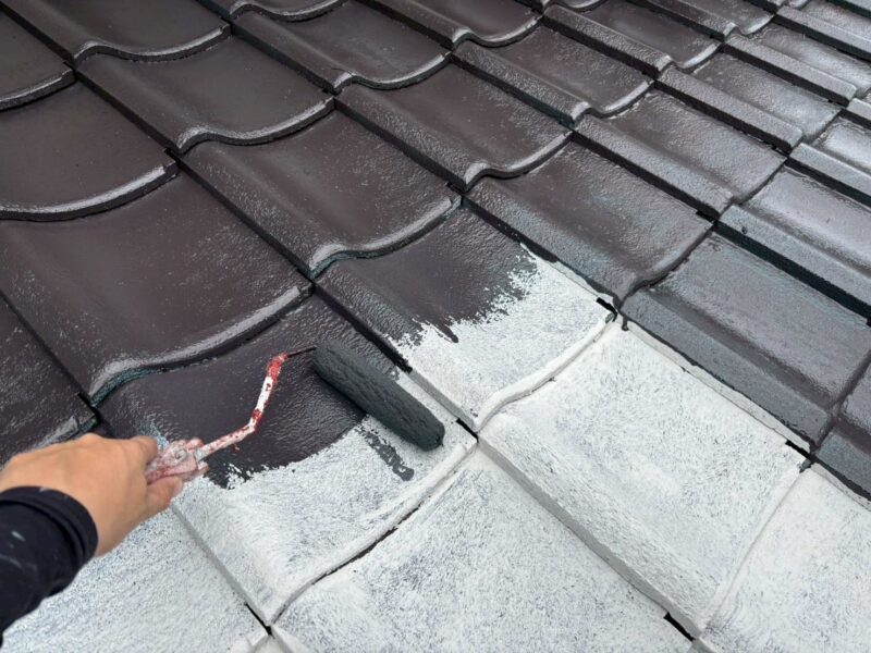 福岡県福岡市東区土井のU様邸で外壁のひび割れや塗膜の劣化を補修し屋根の防水性を高める外壁屋根塗装工事を行いました。2025年10月17日完成です。【HPより】