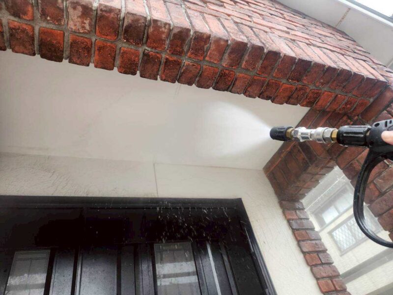 福岡県古賀市花見東のT様邸でチョーキングやシーリングの劣化を補修し屋根と外壁を美しく保つ塗装工事を行いました。2025年10月28日完成です。【HPより】