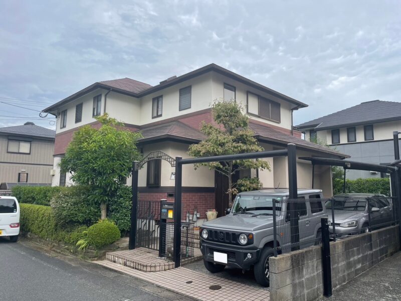 福岡県筑紫野市光が丘のN様邸でチョーキング現象や塗膜剥がれが見られる外壁と屋根の塗装・補修工事を行いました。2025年11月3日完成です。【チラシより】