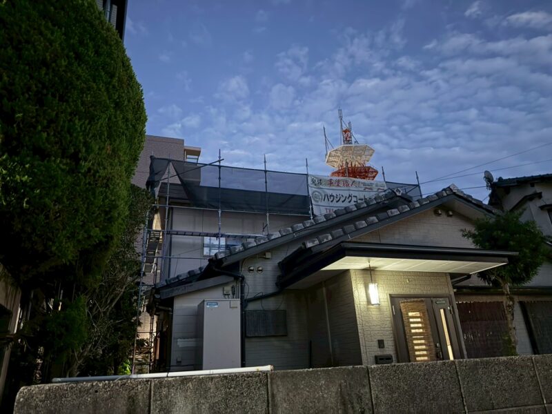 福岡県古賀市天神のO様邸で雨漏りの原因を改善し屋根を守る陸屋根カバー工法と一部塗装工事を行っています。2025年10月20日着工です。【HPより】