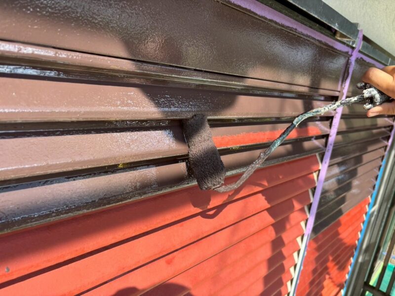 福岡県福岡市東区土井のU様邸で外壁のひび割れや塗膜の劣化を補修し屋根の防水性を高める外壁屋根塗装工事を行いました。2025年10月17日完成です。【HPより】