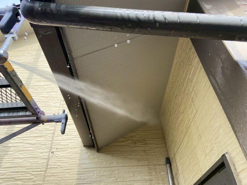 福岡県福岡市東区香椎台のN様邸でシーリングの劣化や帯の汚れを整える外壁クリヤー塗装工事を行いました。2025年10月14日完成です。【HPより】