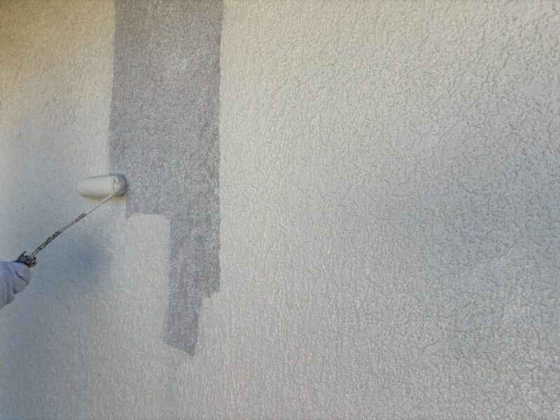 福岡県福岡市東区土井のU様邸で外壁のひび割れや塗膜の劣化を補修し屋根の防水性を高める外壁屋根塗装工事を行いました。2025年10月17日完成です。【HPより】