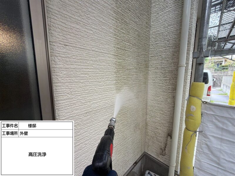 福岡県福岡市南区長住のO様邸で外壁と屋根をしっかり保護し美観をよみがえらせる塗装工事を行っています。2025年10月25日着工です。【チラシより】