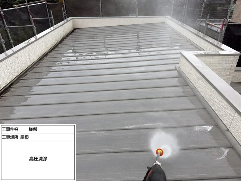 福岡県福岡市南区長住のO様邸で外壁と屋根をしっかり保護し美観をよみがえらせる塗装工事を行っています。2025年10月25日着工です。【チラシより】