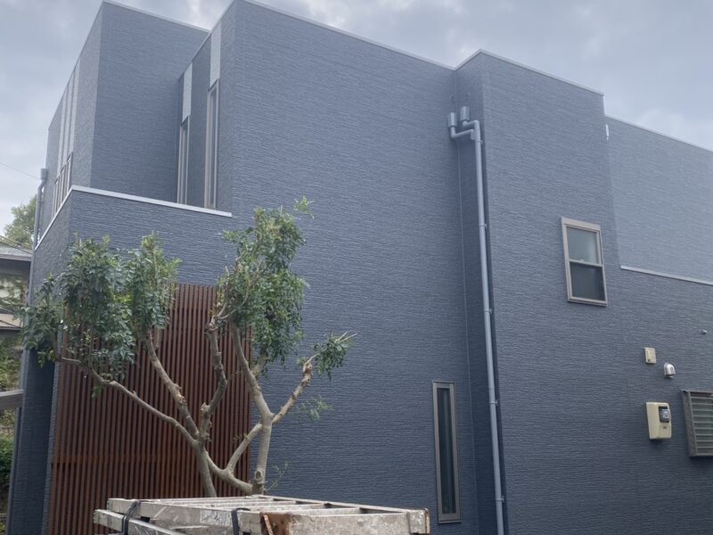 福岡県福岡市南区長住のO様邸で外壁と屋根をしっかり保護し美観をよみがえらせる塗装工事を行いました。2025年11月13日完成です。【チラシより】