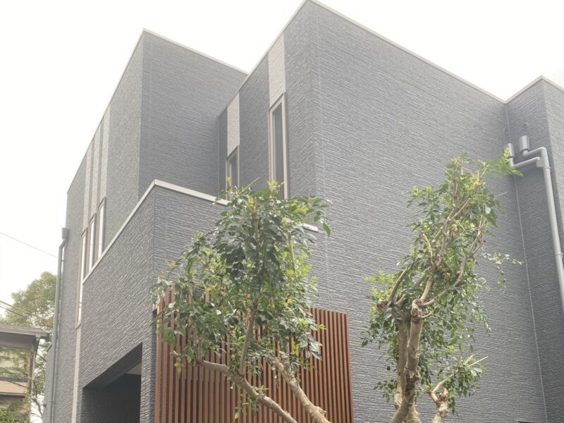 福岡県福岡市南区長住のO様邸で外壁と屋根をしっかり保護し美観をよみがえらせる塗装工事を行いました。2025年11月13日完成です。【チラシより】