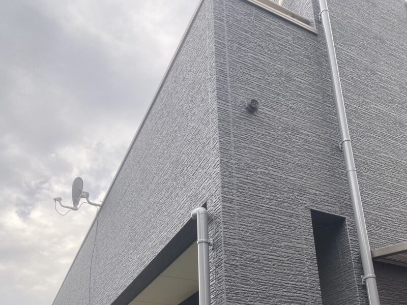 福岡県福岡市南区長住のO様邸で外壁と屋根をしっかり保護し美観をよみがえらせる塗装工事を行いました。2025年11月13日完成です。【チラシより】