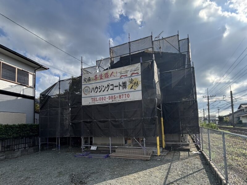 福岡県久留米市安武町のY様邸で外壁のひび割れやチョーキングを補修し屋根と外壁の塗装工事を行っています。2025年9月29日着工です。【HPより】