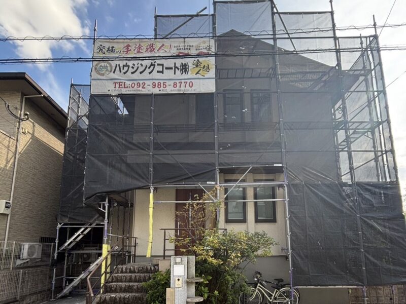 福岡県筑紫野市紫のO様邸で外壁の汚れと色あせを改善する外壁塗装工事を行っています。2025年10月15日着工です。【HPより】