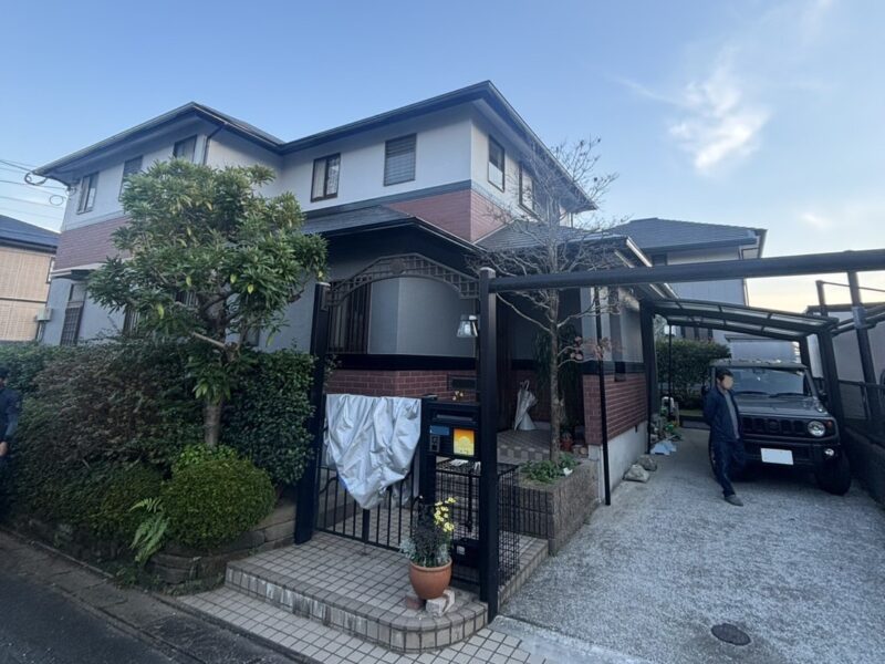 福岡県筑紫野市光が丘のN様邸でチョーキング現象や塗膜剥がれが見られる外壁と屋根の塗装・補修工事を行いました。2025年11月3日完成です。【チラシより】