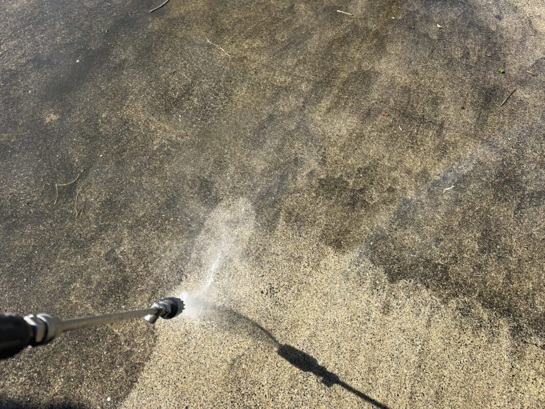 福岡県太宰府市朱雀のT様邸で外壁の防水性を高め美観を整える外壁塗装工事を行っています。2025年10月23日着工です。【チラシより】